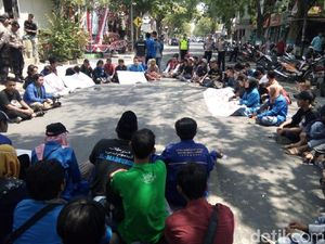 Mahasiswa Penentang Perda Miras Tahlilan di Depan DPRD Lamongan