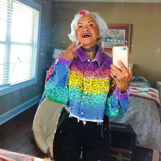 Pada foto-foto dalam akun Instagramnya @baddiewinkle, Helen selalu tampil dengan riasan dan pakaian yang sangat colorfull. Gaya nyentriknya itu yang membuatnya menjadi populer di Instagram. Dia pun kerap mendapat pujian dari para pengikutnya. Foto: Instagram @baddiewinkle