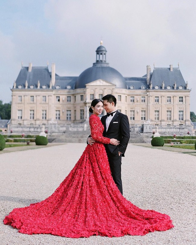 Pada Oktober 2018, Carmen dan Jeffrey mengadakan prewedding di negara yang berbeda lagi. Keduanya melangsungkan pemotretan prewedding di Chateau de Vaux-le-Vicomte, Prancis. Foto: Instagram