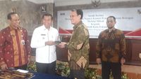 Penyerahan hibah barang rampasan kpk ke Pemkot Pekanbaru