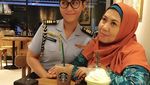 Serunya Momen Makan Sandhyca Putrie, Ajudan Iriana Jokowi Berparas Manis