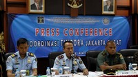 Kepala Kantor Imigrasi Kelas I Non TPI Jakarta Pusat Is Edy Eko Putranto mengatakan ketiga WNA tersebut didapati di dua kamar hotel bersama wanita asal Indonesia. Diduga mereka bukan pasangan yang sah.