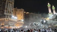 Belum lagi cahaya yang terpancar dari gedung pencakar langit yang mengerubungi masjid suci ini.