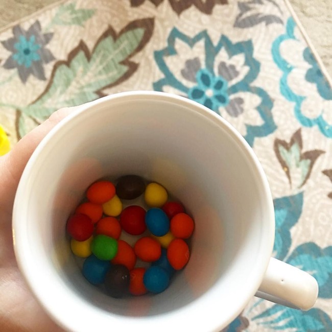 Dalam beberapa kesempatan mungkin Anda ingin mengemil tapi tak ingin ketahuan anak. Simpan saja dalam sebuah gelas besar seperti ibu ini. Foto: Instagram