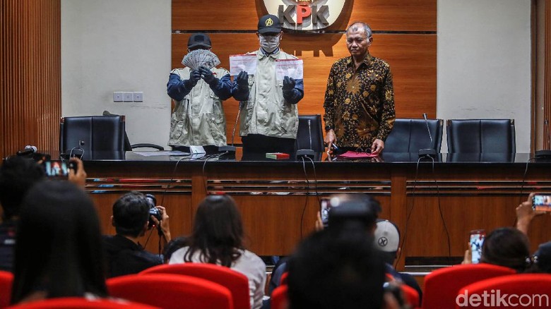 Selain USD 50 Ribu, KPK Juga Sita Mobil Milik Asisten Dhamantra Selain USD 50 Ribu, KPK Juga Sita Mobil Milik Asisten Dhamantra