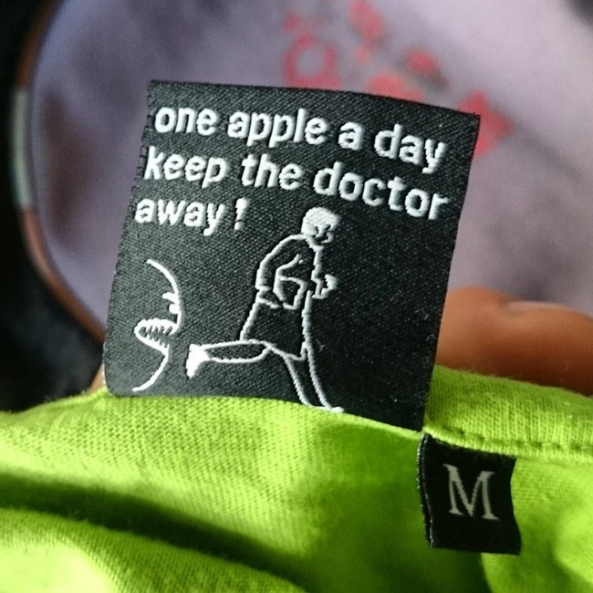 Pesan kesehatan khusus diberikan untuk pembeli baju ini. Foto: Instagram, Brightside