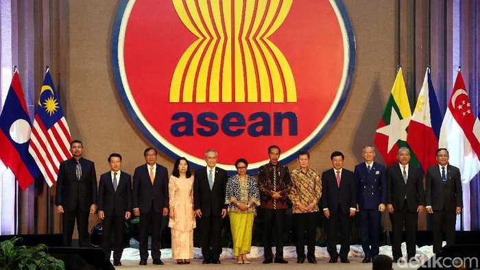 Presiden Jokowi meresmikan gedung Sekretariat ASEAN yang terletak di kawasan Kebayoran Baru, Jakarta. Jokowi menyerahkan kunci gedung kepada Sekjen ASEAN.