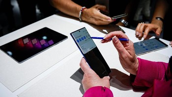 Stylus itu kini antaranya bisa membantu pengguna dengan mudah mengubah warna font huruf pada tulisan dan mengekspor format tulisan ke Word, PDF, dan text. Ada pula gestur gerak, yang disebut Samsung sebagai Air Actions. Foto: Reuters
