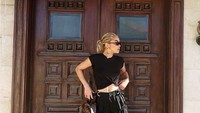 Gaya casulanya yang hits abis saat liburan ke Beirut, Lebanon. (golden_barbie/Instagram)