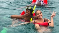 Snorkling bersama sahabatnya di Los Cabos, Meksiko. (golden_barbie/Instagram)