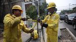 Aksi Petugas Bina Marga Rapikan Kabel Semrawut di Jakarta