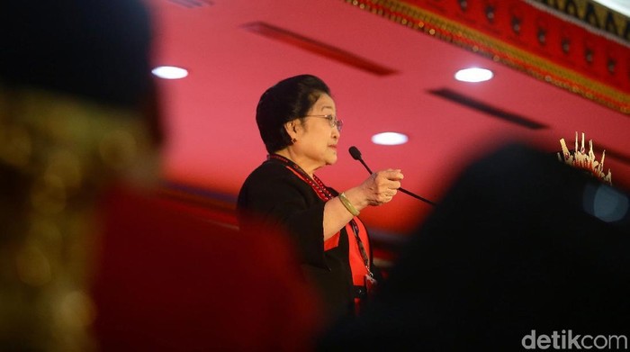 Ketum PDIP Megawati Soekarnoputri menyampaikan pidato politik dalam pembukaan Kongres V PDIP. Saat naik ke panggung, Mega didampingi sang putra, Prananda Prabowo.