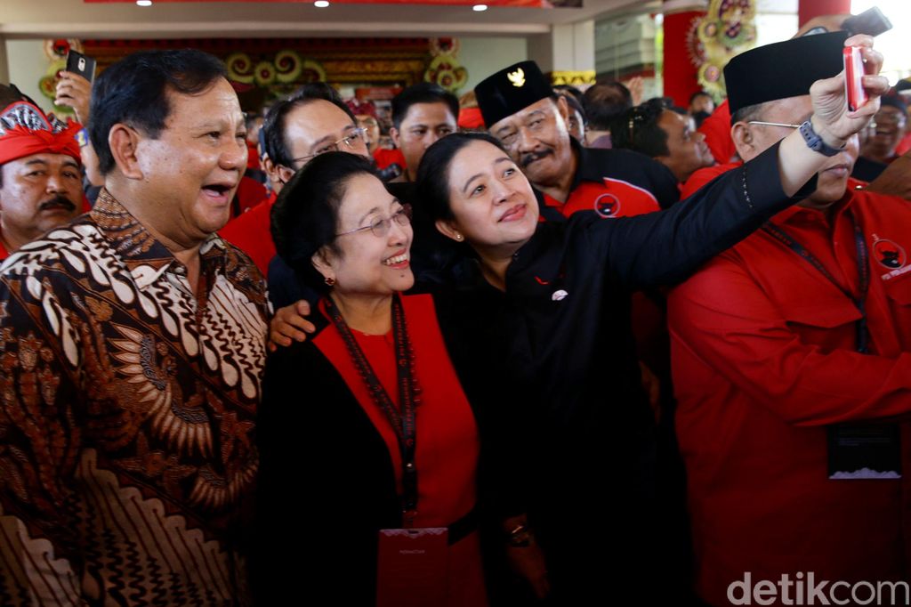 Momen hangat tercipta saat Kongres V PDIP di Denpasar. Prabowo, Mega dan Puan tampak asyik swafoto bersama. Penasaran?