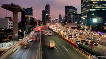 Tak hanya di Jalan Sudirman-Thamrin, jalan Gatot Subroto juga kadang tak luput menjadi incaran para fotografer dalam mengabadikan senja dan cahaya lampu kota.