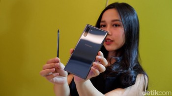 Galaxy Note 10+ konfigurasi RAM 12GB/ROM 512GB? Smartphone ini dapat ditebus seharga Rp 18,999 dengan pembelian preorder berhak atas bonus TV 43 inch seharga Rp 5 juta. Foto: Adi Fida Rahman/detikINET