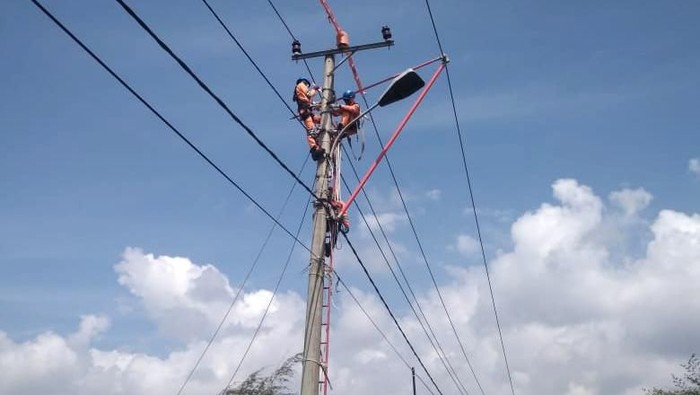PLN punya pasukan khusus di Bangka Belitung untuk  pemeliharaan jaringan distribusi 20kv meskipun kabel masih dalam keadaan teraliri listrik.