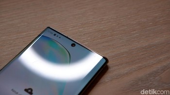 Tampak depan Galaxy Note 10 maupun Galaxy Note 10+ secara fisik juga serupa di bagian infinity O Display yang menjadi tempat bernaungnya kamera selfie 10MP. Foto: Adi Fida Rahman/detikINET