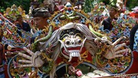 Beragam kesenian Bali yang ditampilkan di kongres tersebut turut menarik perhatian turis mancanegara. Tak sedikit diantara mereka yang asyik memotret penampilan para penari dan beragam kesenian lainnya yang diselenggarakan di dekat lokasi kongres.