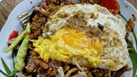 Selain memakai terasi, nasi goreng Jawa juga memakai kecap manis. Suwiran ayam dna telor goreng bikin nasi ini makin istimew. Foto : Instagram @amazingindonesianfood
