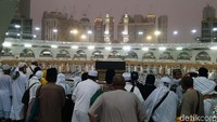 Mereka tawaf di malam hari untuk menghindari panas matahari. Namun suasana tetap terang dengan cahaya dari gedung-gedung di Masjidil Haram.