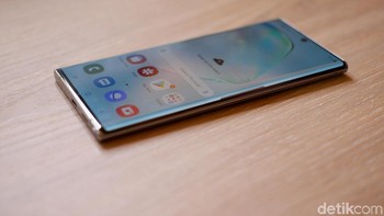 Galaxy Note 10 hadir dengan konfigurasi RAM 8GB/ ROM 256GB (versi LTE) dan RAM 12GB/ROM 256GB (Versi 5G). . Foto: Adi Fida Rahman/detikINET