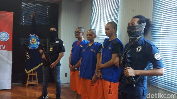  Badan Narkotika Nasional Provinsi (BNNP) DKI Jakarta menangkap empat orang tersangka pengedar narkotika jenis sabu.