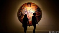 Sejumlah warga memperhatikan karya dalam pameran seni rupa koleksi nasional Lini Transisi di Galeri Nasional, Jakarta Pusat, Kamis (8/8/2019).