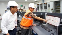 Direktur Bisnis Regional Jawa Bagian Barat Haryanto WS didampingi General Manager UID Jakarta Raya Ikhsan Asaad meninjau proyek PLTD Senayan. Istimewa/PLN.
