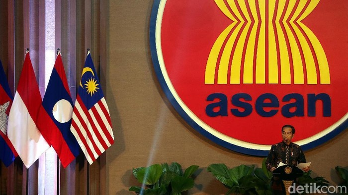Presiden Jokowi meresmikan gedung Sekretariat ASEAN yang terletak di kawasan Kebayoran Baru, Jakarta. Jokowi menyerahkan kunci gedung kepada Sekjen ASEAN.