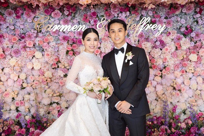 Untuk pesta pernikahannya sendiri, Carmen dan Jeffrey mengadakan acaranya di hotel bintang lima Grand Hyatt Hong Kong pada pertengahan Juli. Pesta pernikahannya tersebut dibuat super mewah berhias bunga bertema pink pastel.  Foto: Instagram