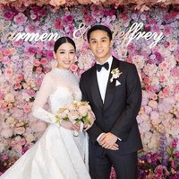 Untuk pesta pernikahannya sendiri, Carmen dan Jeffrey mengadakan acaranya di hotel bintang lima Grand Hyatt Hong Kong pada pertengahan Juli. Pesta pernikahannya tersebut dibuat super mewah berhias bunga bertema pink pastel.  Foto: Instagram