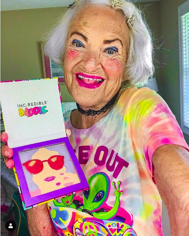 Kepopulerannya sampai membuatnya diajak sebuah brand kosmetik untuk berkolaborasi. Helen memiliki makeup kolaborasinya sendiri dengan merek INC.redible. Foto: Instagram @baddiewinkle