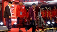 Di pembukaan Kongres V PDIP ini, Jokowi memakai baju adat Bali warna merah. Ternyata ada alasan khusus di baliknya, yaitu karena Jokowi-Maruf menang telak di Bali saat Pilpres 2019.