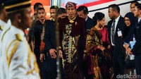 Kebiasaan Jokowi mengenakan pakaian adat di acara kenegaraan memang sering dilakukan. Salah satunya yakni kunjungan kenegaraan ke Malaysia setelah bertolak dari Pulau Bali. Jokowi tiba dengan mengenakan baju adat Bali. (Foto: Andhika Prasetia/detikcom)