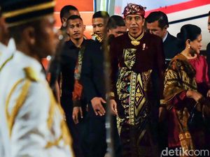 Jokowi Tiba di Malaysia, Tetap Berbaju Adat Bali