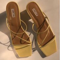Opsi 5 Sandal Heels dengan Tali Menyimpang yang Sedang Opsi 5 Sandal Heels dengan Tali Menyimpang yang Sedang