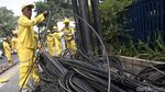 Aksi Petugas Bina Marga Rapikan Kabel Semrawut di Jakarta
