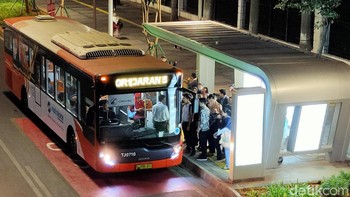 Fasilitas sarana dan prasarana publik seperti Halte Feeder Busway juga terlihat sangat indah dan nyaman dengan balutan lampu yang terang benderang.