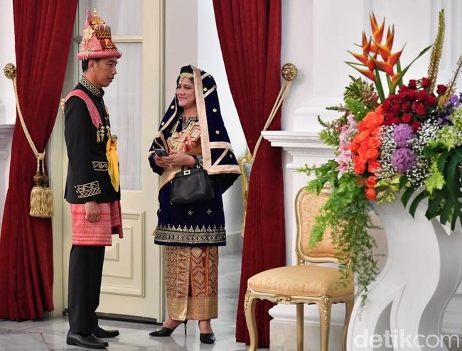 Menghadiri upacara Hari Kemerdekaan RI ke-73 di Istana Merdeka, Jokowi memilih busana adat dari Aceh. Ia mengenakan topi meukeutop yang merupakan simbol kebanggaan bagi pria Aceh. Foto: dok. detikfoto