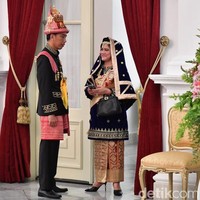 Menghadiri upacara Hari Kemerdekaan RI ke-73 di Istana Merdeka, Jokowi memilih busana adat dari Aceh. Ia mengenakan topi meukeutop yang merupakan simbol kebanggaan bagi pria Aceh. Foto: dok. detikfoto