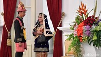 Menghadiri upacara Hari Kemerdekaan RI ke-73 di Istana Merdeka, Jokowi memilih busana adat dari Aceh. Ia mengenakan topi meukeutop yang merupakan simbol kebanggaan bagi pria Aceh. (Foto: Dok. detikfoto)