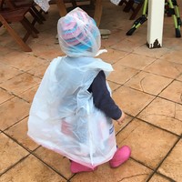 Tidak punya jas hujan saat anak ingin main hujan-hujanan? Dari pada anak sakit, seorang ibu menggunakan plastik dan kantong sampah bersih sebagai penggantinya. Instagram: @fromglamtogarden