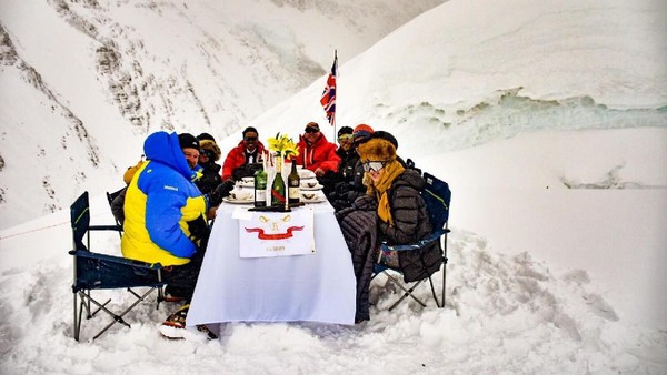 Serunya Makan dengan Pemandangan Gunung Everest yang Tertinggi Di Dunia