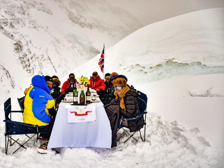 Serunya Makan dengan Pemandangan Gunung Everest yang Tertinggi Di Dunia