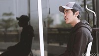 Langkah itu diambilnya untuk lepas dari bayang-bayang sang ayah.