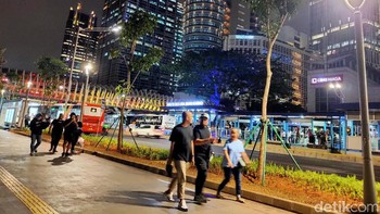 Para pengguna jalan terlihat sangat nyaman dengan penerangan yang memadai dan kebersihan disepanjang jalur Sudirman Thamrin.