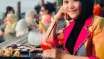 Serunya Momen Makan Sandhyca Putrie, Ajudan Iriana Jokowi Berparas Manis