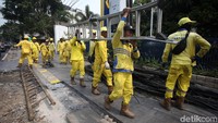 Sejumlah peralatan pun dipersiapkan oleh para tugas untuk membantu proses merapikan kabel semrawut tersebut.