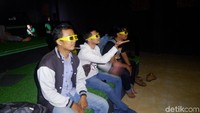 Suasana melihat bioskop 3 dimensi tentang satwa. (Uje Hartono/detikcom)