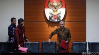 Ketua KPK Agus Rahardjo menyebut duit Rp 2 miliar sudah ditransfer pada 7 Agustus 2019 pukul 14.00 WIB lewat rekening kasir money changer. Sementara Rp 100 juta masih di rekening Doddy. Ketua KPK Agus Rahardjo menyebut duit Rp 2 miliar sudah ditransfer pada 7 Agustus 2019 pukul 14.00 WIB lewat rekening kasir money changer. Sementara Rp 100 juta masih di rekening Doddy.